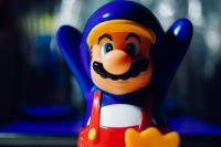 Une figurine de Mario qui lève les bras