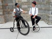 Deux artistes de cirque sur des vélos