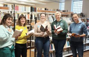 Photo de cinq bibliothécaires de La Grand-Plage qui montrent des nouveautés de la rentrée littéraire.