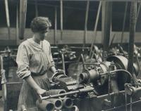 Ouvrière fabriquant des obus pour la Société d’automobiles Delahaye, extrait de l’album Collaboration des femmes à la défense nationale, vers 1917